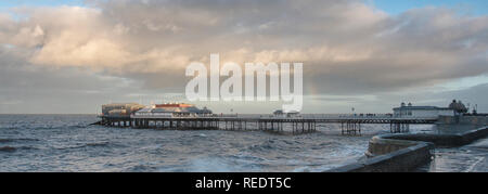 Flut in Cromer, brechenden Wellen gegen die Kaimauer, Norfolk Stockfoto
