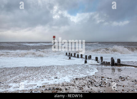 Brechenden Wellen auf der Norfolk Küstenlinie bei Warenkorb Lücke, Eccles. Stockfoto