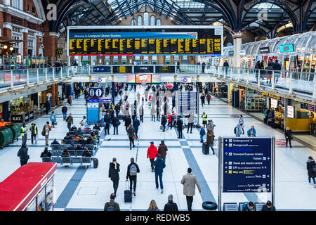 Die Fahrgäste warten auf die Züge und sehen sich die Stationstafeln an der Londoner Hauptbahnstation Liverpool Street an. Der Bahnhof wurde im Jahr 1874 eröffnet. Stockfoto