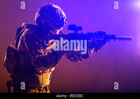 Modernen Soldaten der Army Special Forces, Polizei anti-terroristischen Gruppe Kämpfer in der Schlacht uniform, Helm mit Nachtsichtgerät Ziel kurze barrel Assa Stockfoto