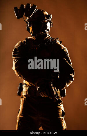 Anti terrorist squad Fighter, Armee Elite Forces Soldat in Maske, mit Nachtsichtgerät und taktische radio Headset auf Helm, bewaffneten Dienstpistole s Stockfoto