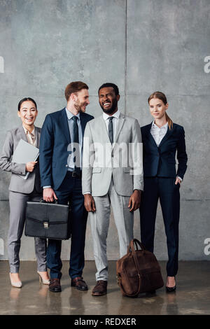 Lächelnd multiethnische Gruppe von Geschäftsleuten, die in förmlichen Verschleiß Stockfoto