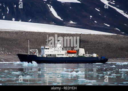 Expeditionsschiff in Svalbard Stockfoto