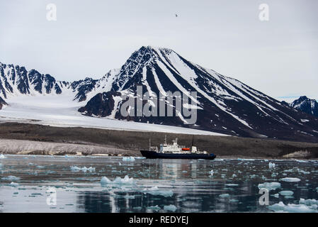 Expeditionsschiff in Svalbard Stockfoto