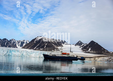 Expeditionsschiff in Svalbard Stockfoto