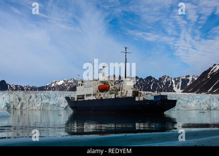 Expeditionsschiff in Svalbard Stockfoto