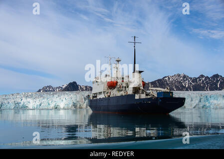 Expeditionsschiff in Svalbard Stockfoto