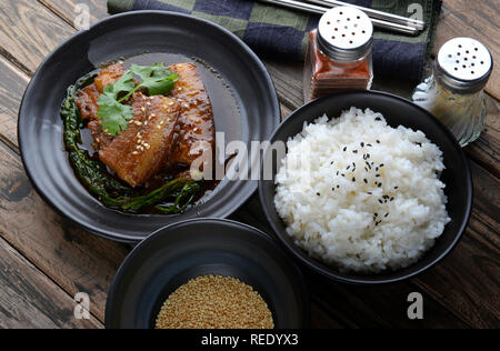 Chinesisch süß gedämpftes Schweinefleisch Einstellung auf Schwarz im japanischen Stil Platte im Studio Beleuchtung. Stockfoto