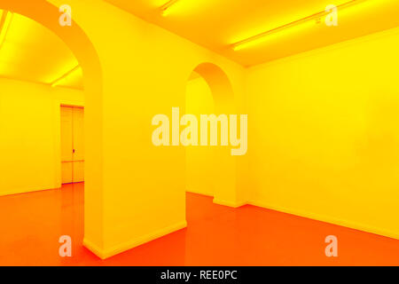 Eine gelbe und orange leer Inneneinrichtung Stockfoto