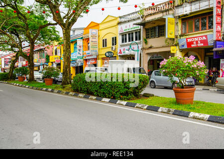 Blick auf die Straße von Kuching, der Hauptstadt von Sarawak, Borneo, Malaysia. Stockfoto