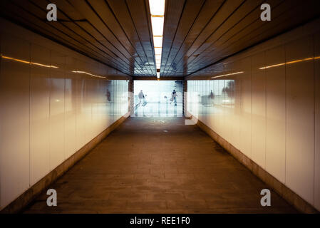 Valencia, Spanien - Januar 14, 2019: Reisende in Eile am Ende eines Tunnels am Eingang der U-Bahnstation. Stockfoto