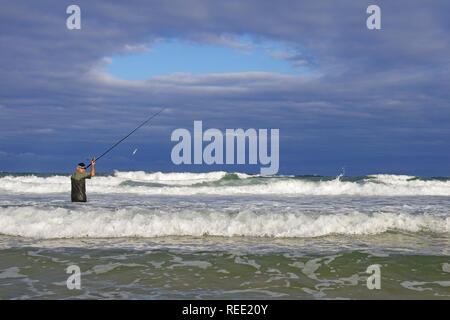 Surf Fischer in die Wellen. Angeln im Meer, Fischfang, Angeln, wilde Abenteuer angeln Stockfoto