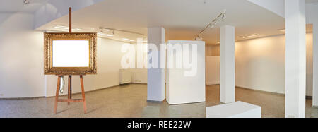 Bild der hölzernen Wand mit Holz Kisten voller schöne bunte Blumen. die