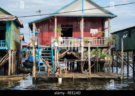 Kinder spielen im Freien ein Haus auf Stelzen in schwimmenden Dorf in den Tonle Sap See. Kampong Phluk, Provinz Siem Reap, Kambodscha, Südostasien Stockfoto