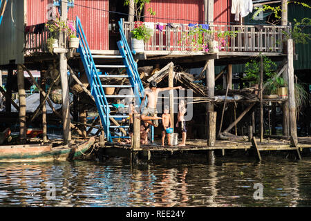 Kinder spielen im Freien ein Haus auf Stelzen in schwimmenden Dorf in den Tonle Sap See. Kampong Phluk, Provinz Siem Reap, Kambodscha, Asien Stockfoto