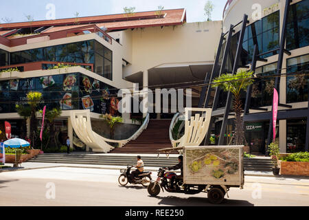 Street Scene außerhalb einer modernen neuen Einkaufszentrum in Siem Reap, Kambodscha, Südostasien Stockfoto