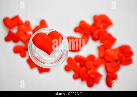 Rotes Herz in ein Glas mit Wasser gefüllt. Valentinstag. Herzlichen Glückwunsch zum Valentinstag. Stockfoto