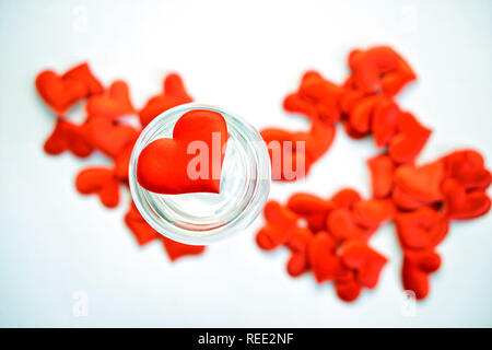 Rotes Herz in ein transparentes Glas. Valentinstag. Herzlichen Glückwunsch zum Valentinstag. Stockfoto