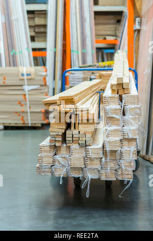 Bau Warenkorb im Gebäude zu speichern. Karren mit Boards geladen. shop von Baustoffen. Regale mit Platten, Holz und Baumaterial. geladen. c Stockfoto