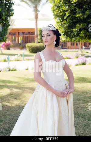 Verträumt Braut. Tipps und Tricks von Hochzeit im Ausland Experten. Sachen betrachten, Hochzeit im Ausland. Braut adorable White Wedding Dress sonnigen Tag Palm Tree Hintergrund. Hochzeit tropischen Insel. Stockfoto