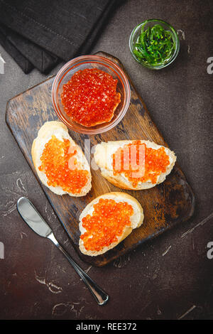 Leckere Toasts mit rotem Kaviar auf dem Tisch. Stockfoto