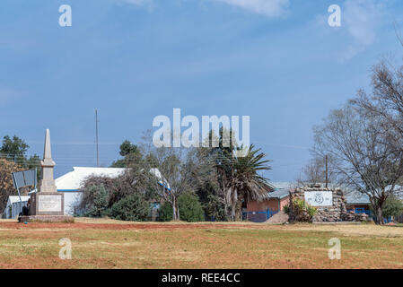 HOPETOWN, SÜDAFRIKA, 1. SEPTEMBER 2018: eine Straße, Szene, mit zwei Denkmäler, in Hopetown in der Northern Cape Provinz Stockfoto