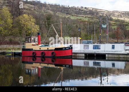 Forth und Clyde Kanal Becken am westlichen Ende des Kanals in Bowling, Schottland, mit dem kleinen Puffer' den kleinen Funken'. Stockfoto