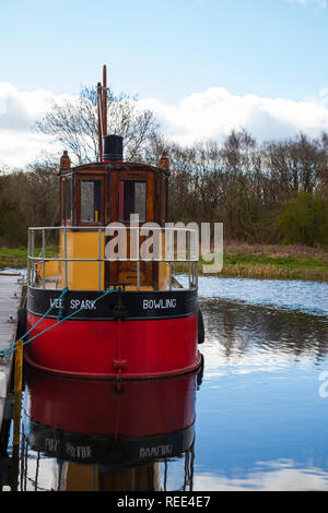 Forth und Clyde Kanal Becken am westlichen Ende des Kanals in Bowling, Schottland, mit dem kleinen Puffer' den kleinen Funken'. Stockfoto