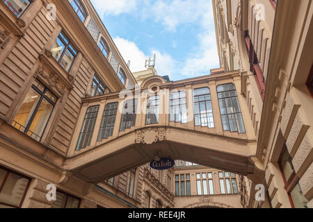 Zierpflanzen überdachte Brücken zwischen den Gebäuden in Nekazanka Straße, Prag, entworfen von tschechischen Architekten Osvald Polvka, 1909-1911 erbaut. Stockfoto