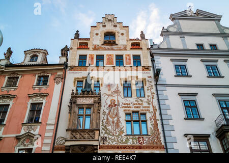 Die mittelalterliche Storch Haus mit einem wunderschönen Gemälde von St. Wenzel auf seinem Pferd, am Altstädter Ring in Prag, Tschechische Republik. Stockfoto