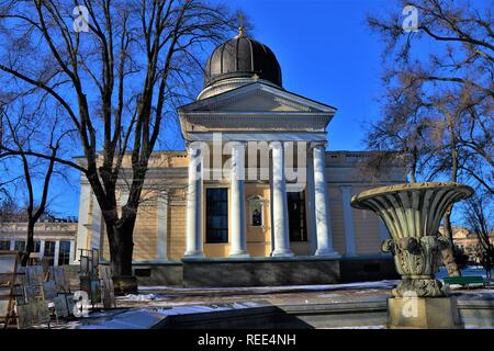 Odessa, Ukraine. Panoramablick auf die Verklärung Kathedrale auch bekannt ad Spaso-Preobrazhensky. In der Fassade geschrieben wird "Wer ist eine so große Gott Stockfoto