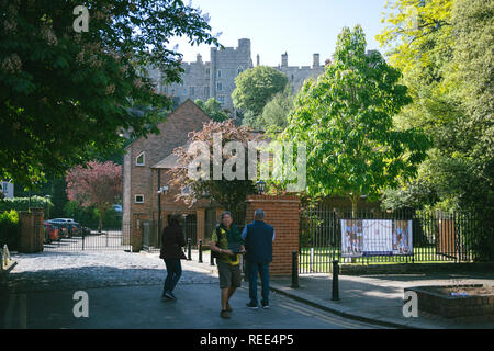 WINDSOR, Berkshire, Großbritannien - 19. MAI 2018: Nach Touristen Fotos von Schloss Windsor während der königliche Hochzeit Hochzeit Feier der Prinz Harry, Herzog von Sussex und die Herzogin von Sussex Meghan Markle Stockfoto