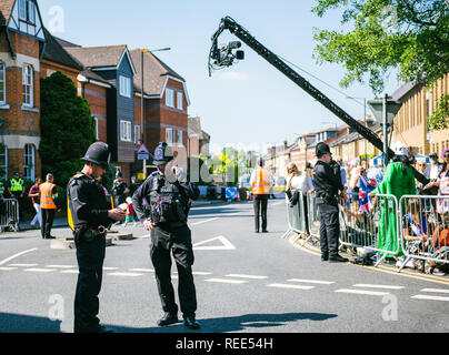 WINDSOR, Großbritannien, 19. MAI 2018: Broadcast TV-Kamera, Polizisten Polizisten überwachende königliche Hochzeit Trauung von Prinz Harry und Meghan Markle Stockfoto