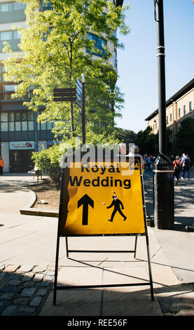 WINDSOR, Berkshire, Großbritannien - 19. MAI 2018: eine königliche Hochzeit Schild liegt im Zentrum von Windsor gesehen an dem Tag, an dem der königlichen Hochzeit von Prinz Harry und Meghan Markle Stockfoto