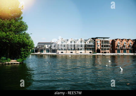 WINDSOR, Berkshire, Großbritannien - 19 Mai, 2018: Luxus Häuser auf tamisa Fluss mit Schwänen und blue Clear Sky Stockfoto