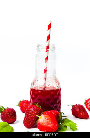 Frische Erdbeeren Saft auf weißem Hintergrund Stockfoto