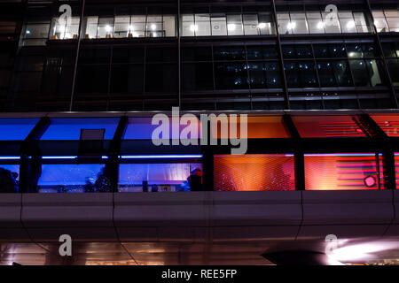 London, England - Januar 2019: Farbe bewegt - Adams Plaza Brücke, Winter Lights Festival 2019. Interaktive Installationen in Canary Wharf Stockfoto