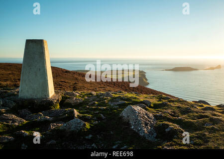 Trig Point in Rhossili Downs oben Rhossili Bay Gower Swansea Wales Stockfoto