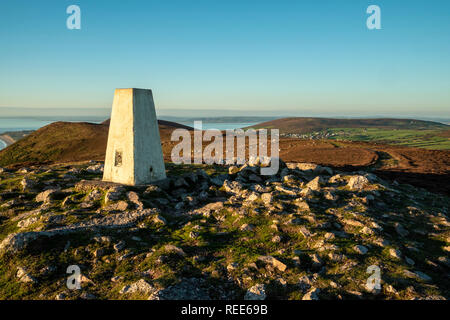 Trig Point in Rhossili Downs oben Rhossili Bay Gower Swansea Wales Stockfoto