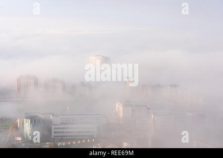 Überblick über Swansea City einschließlich Marina Meridian Quay Swansea Wales im Nebel Stockfoto