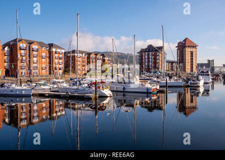 Perfekte Reflektion an der Swansea Maritime Quarter Swansea Marina Swansea West Glamorgan Wales Stockfoto