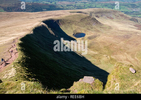 Spaziergänger auf Pen y Fan & Mais Du berge Brecon Beacons Powys Wales Stockfoto