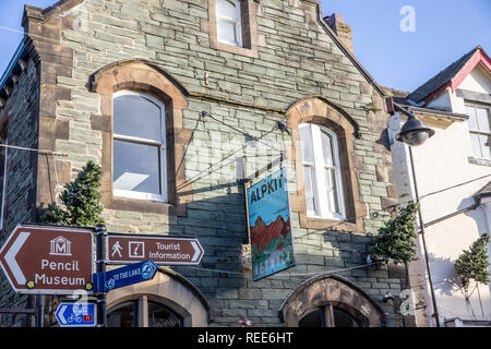 Keswick Stadtzentrum im Lake District mit Zeichen der Pencil Museum, Keswick, Cumbria, England Stockfoto