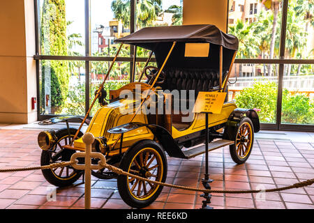 FONTVIEILLE, MONACO - Jun 2017: gelb RENAULT AX 1911 in Monaco Top Cars Collection Museum. Stockfoto