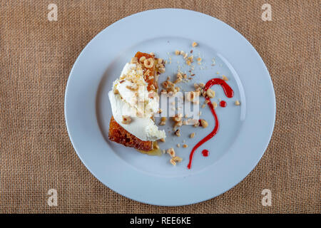 Türkisches dessert Ekmek kadayifi, Brot, Pudding mit Sahne auf Weiß Stockfoto