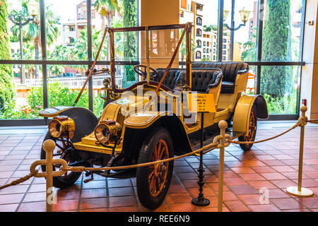 FONTVIEILLE, MONACO - Jun 2017: gelb RENAULT CB 1911 in Monaco Top Cars Collection Museum. Stockfoto