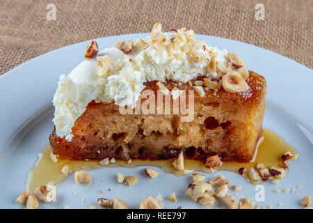 Türkisches dessert Ekmek kadayifi, Brot, Pudding mit Sahne auf Weiß Stockfoto