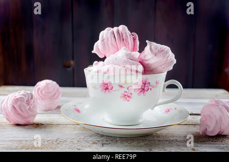 Hausgemachte marshmallow Cherry in einer Schale auf einem dunklen Hintergrund, Kopieren, Serie von Fotos Stockfoto