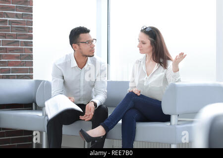 Business Paar ueber finanzielle Dokumente im Büro Stockfoto