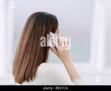 Bis zu schließen. Business woman talking auf einem Mobiltelefon Stockfoto